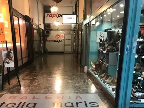 MUY BUEN LOCAL EN GALERIA S/ AV. RIVADAVIA  Y LORCA 1º JUNTA