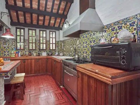 CASA DE ESTILO 5 AMB. BALCÓN GARAJE PATIO PISCINA