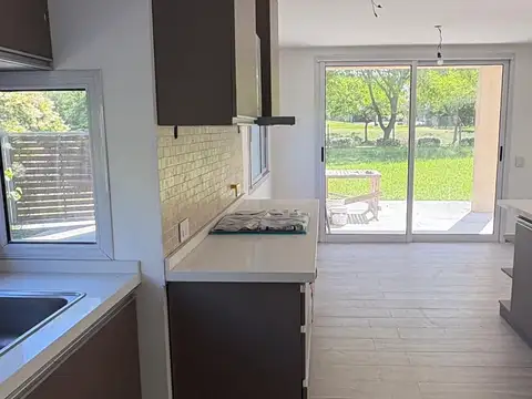 Casa 4 ambientes con 3 baños