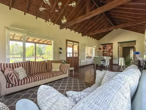 Casa 5 ambientes con 2 baños