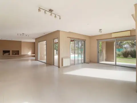 Venta Casa 6 ambientes con 4 cocheras en Conutry El Paraiso Guernica