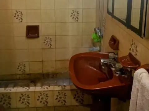 "CASA AMERICANA CON HERMOSO LOTE"  "IDEAL PARA CONSTRUCTORES"