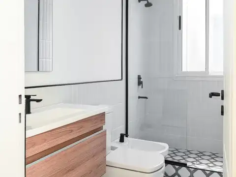 VENTA – Dos ambientes amplio frente al Palacio Barolo, refaccionado y luminoso