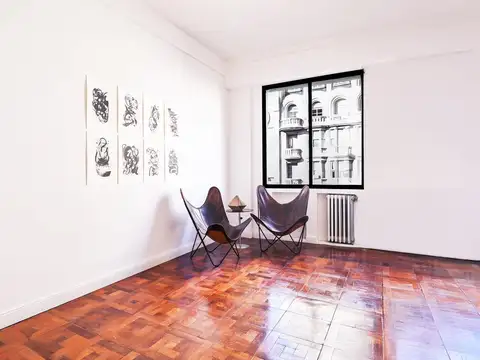 VENTA – Dos ambientes amplio frente al Palacio Barolo, refaccionado y luminoso