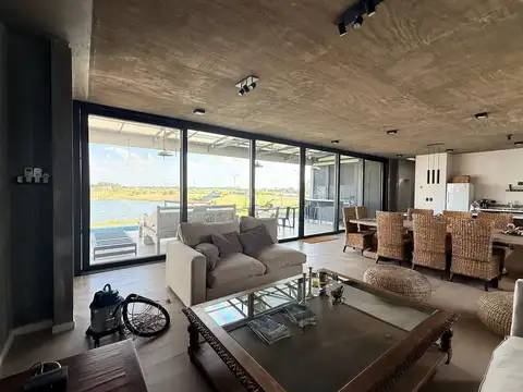 Casa en Alquiler con 1 cochera