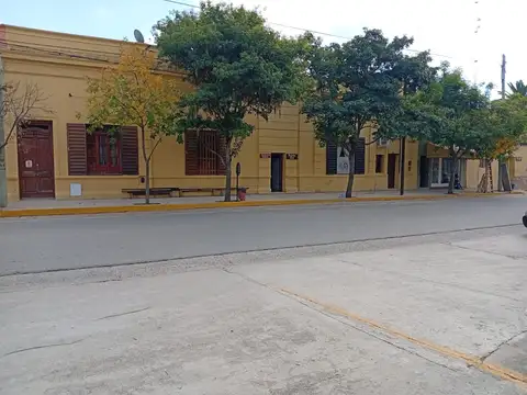 SE VENDE CASA C/ 3 LOCALES Y ESCRITURA EN  LA PAZ 