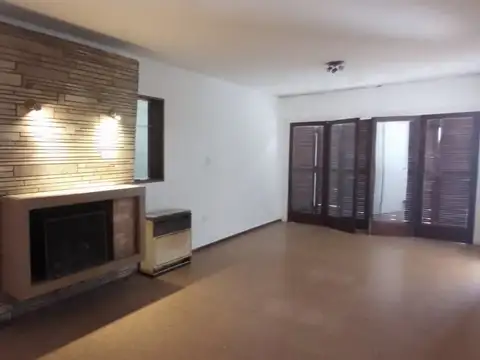 Casa en Alquiler con 1 cochera