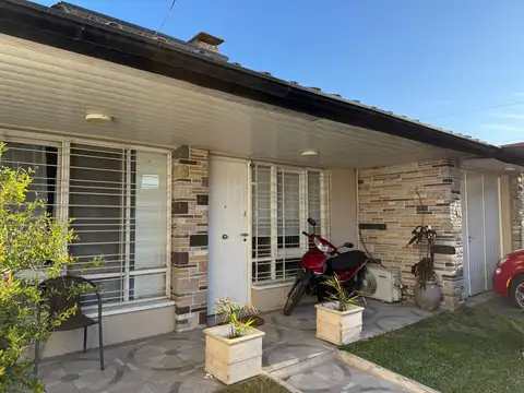 VENTA CASA 4 AMBIENTES EN WILDE