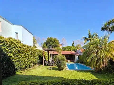 Casa 5 ambientes - fondo con pileta quincho parrilla  y cochera para 2 autos en saavedra