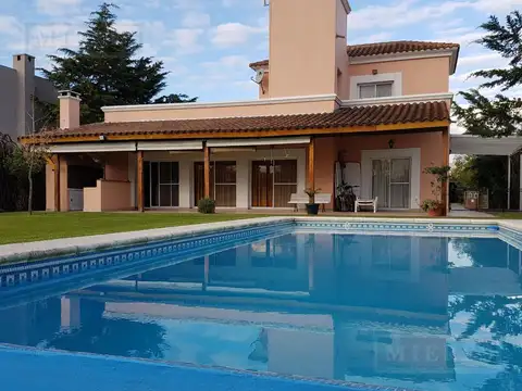 Casa en alquiler anual amoblado a la laguna. San Isidro Labrador, Villa Nueva