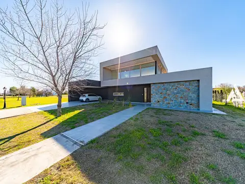 Casa a estrenar en venta en Haras de Funes club de campo