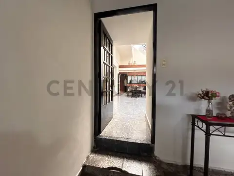 Casa 5 Amb. c/ Terraza y Cochera y local Comercial- Villa del Parque