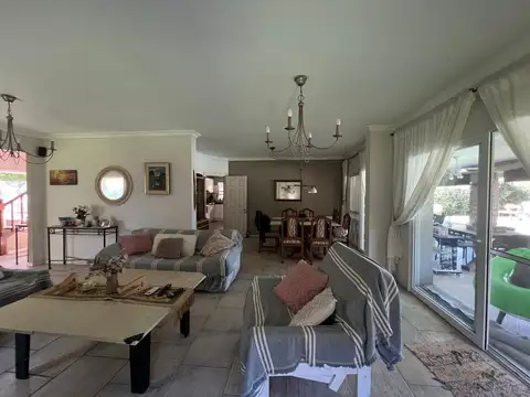 Casa 6 ambientes con 4 baños