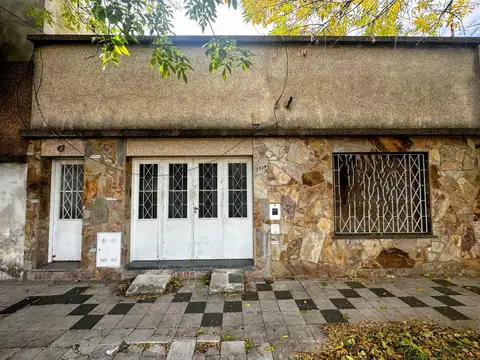 VENTA - CASA CON 3 DORMITORIOS, COCHERA Y DEPARTAMENTO DE PASILLO - APTO CREDITO