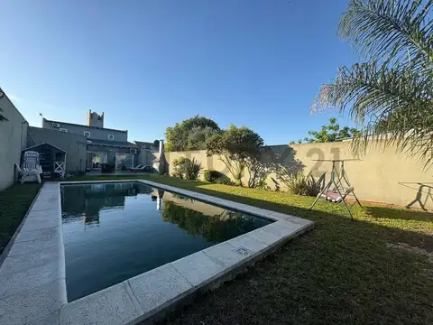 Calle 46 e/ 135 y 136 - Casa de 3 dormitorios con pileta y parque en Venta