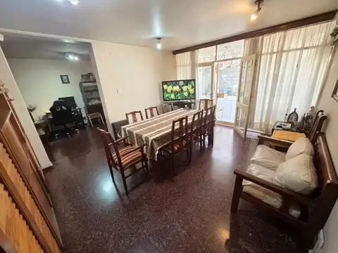 Casa 6 ambientes con 2 baños