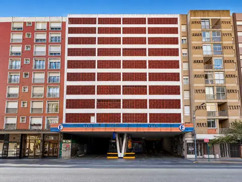 Cochera fija a la venta. Zona centro.