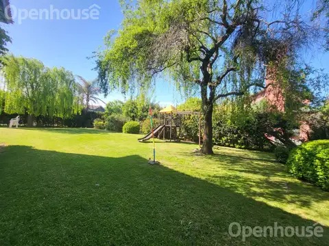 Venta Casa en Las Condes - Pilar- 2 plantas sobre lote central.