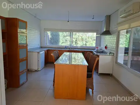 Venta Casa en Las Condes - Pilar- 2 plantas sobre lote central.