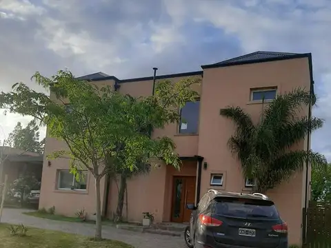 Excelente propiedad en Santa Guadalupe, desarrollada en dos plantas con gran jardin y pileta.