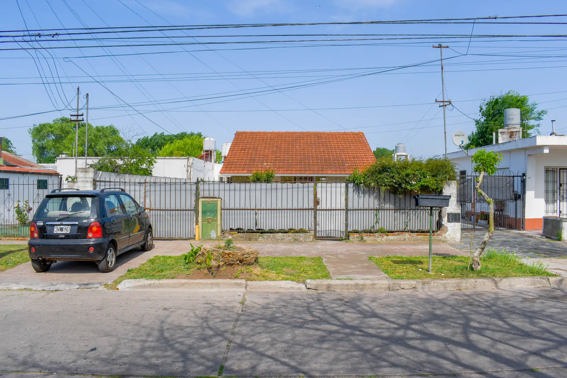 Chalet 3 amb. con e/para varios autos + 3 deptos. - Marconi y Saavedra