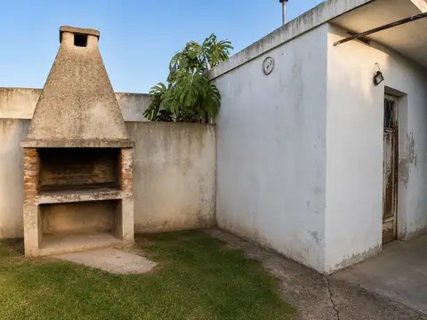 VENTA CASA DOS DORMITORIOS, PATIO. ARROYO SECO