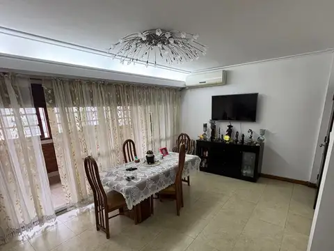 EXCELENTE DEPARTAMENTO 3 AMBIENTES AL FRENTE CON BALCON Y DEPENDENCIA DE SERVICIO.