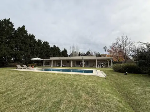 Casa de 4 Amb. sobre terreno de 3700m2 a la venta en Cañuelas