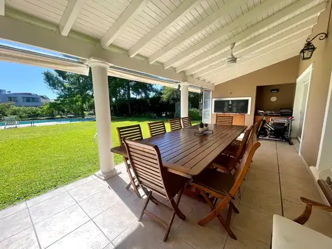 Casa en Venta con 2 cocheras