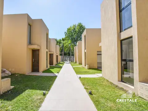 Venta / Permuta - Casa 2 dormitorios con patio y pileta - Fisherton, Rosario.