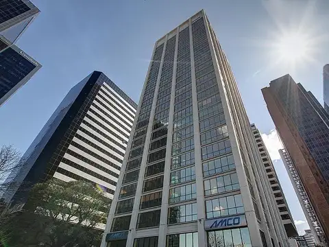 Oficina desarrollada en 2 plantas con una superficie total de 1470 m2, con 13 cocheras y 9 bauleras