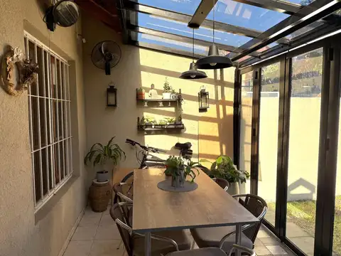 Tríplex 4 ambientes,  jardín y cochera en Villa Adelina
