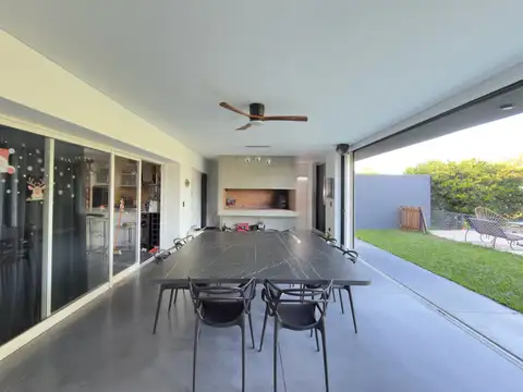 Casa en Alquiler con 3 cocheras