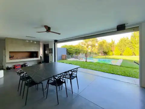 Casa 8 ambientes con 3 baños