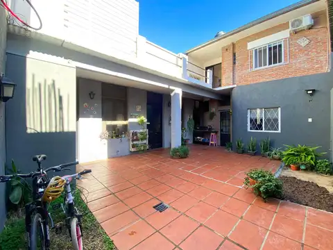 Casa 4 ambientes con 2 baños