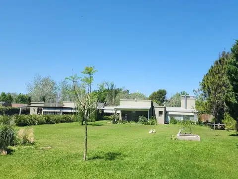 Casa en Alquiler con 4 cocheras