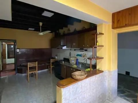 Casa 6 ambientes con 2 baños