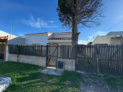 Casa con gran jardín en Barrio 9 de julio.