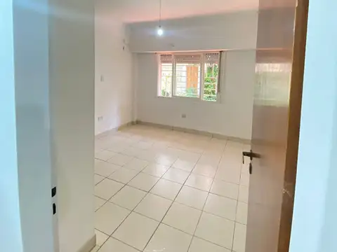 DEPARTAMENTO DE 3 AMBIENTES AL FRENTE CON COCHERA EN VENTA - MORON SUR