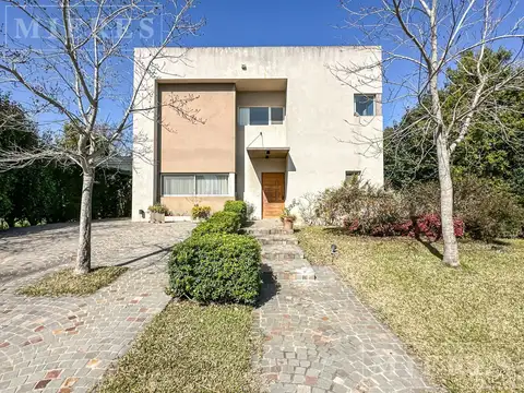 Casa en Alquiler anual amoblado sobre lote Interno en Los Alisos, Nordelta.