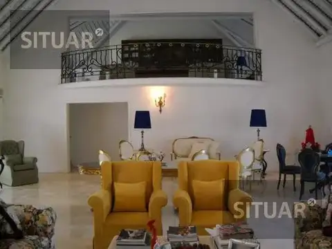 Casa 9 ambientes con 5 baños