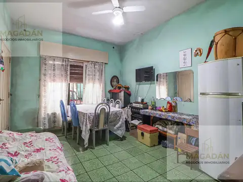 Venta Casa 3 amb con 2 cocheras al frente   patio  fondo-Caseros- Acepta Permuta- Apto credito