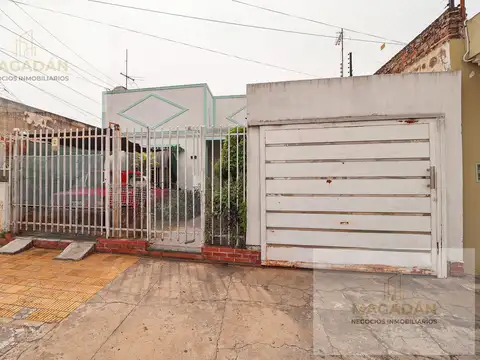 Venta Casa 3 amb con 2 cocheras al frente   patio  fondo-Caseros- Acepta Permuta- Apto credito