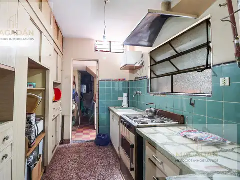Venta Casa 3 amb con 2 cocheras al frente   patio  fondo-Caseros- Acepta Permuta- Apto credito