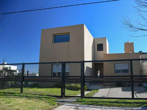 VENDE CASA 2 DORMITORIOS CON PILETA - CAMPIÑAS DE PIÑERO