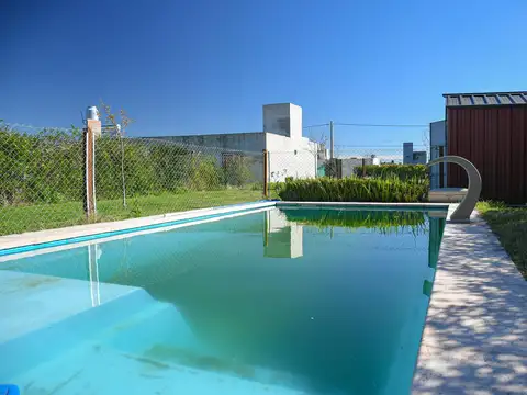 VENDE CASA 2 DORMITORIOS CON PILETA - CAMPIÑAS DE PIÑERO