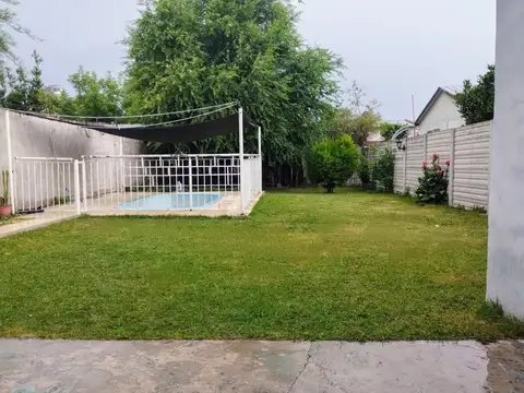 Hermosa casa de 4 dormitorios con jardín y pileta.