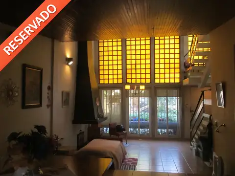 CASA 4 DORMITORIOS, LIVING COMEDOR, 3 BAÑOS, GARAGE, JARDIN AL FONDO C/PARRILLA - TERRAZA