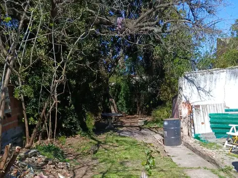 VENTA DE LOTE CON CASA A RECICLAR BERAZATEGUI