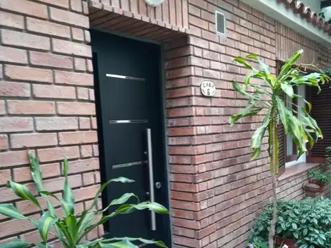 Av. Francia 100 - Casa de Pasillo de 4 Dormitorios
